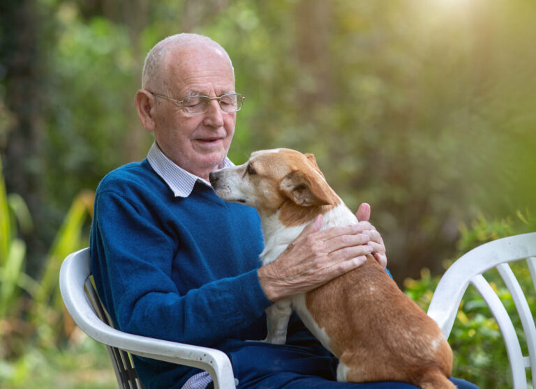 Proveer at Grande View | Senior man and this therapy dog