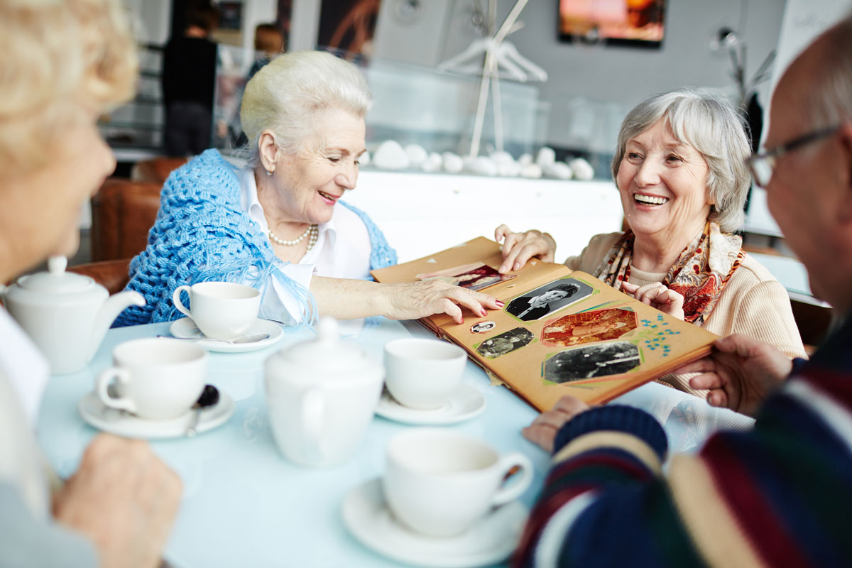 Grande View | Seniors having coffee and reminiscing